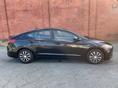 Used 2017 Hyundai Elantra SE FWD image 2