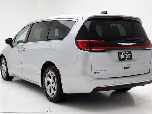 Used 2024 Chrysler Pacifica Limited image 7