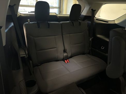 Used 2025 Ford Explorer Active AWD/4WD image 17