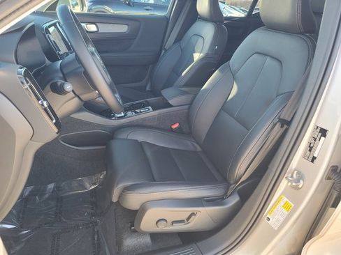 Used 2025 Volvo XC40 B5 Plus image 16