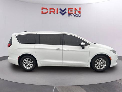 Used 2022 Chrysler Voyager LX FWD image 3
