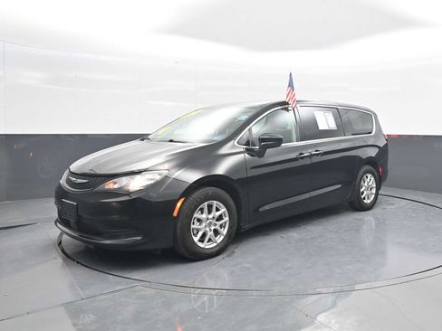 Used 2024 Chrysler Voyager LX FWD image 4