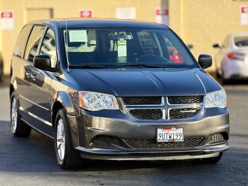 Used 2016 Dodge Grand Caravan SE w/ Quick Order Package 29E SE FWD image 3