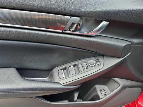 Used 2018 Honda Accord Sport image 12