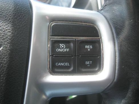 Used 2014 Chrysler Town & Country Touring FWD image 33