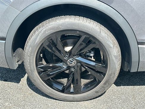Certified 2024 Volkswagen Tiguan SE R-Line image 17