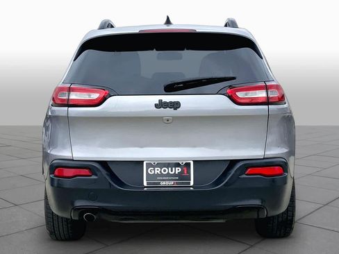 Used 2016 Jeep Cherokee Sport FWD image 5