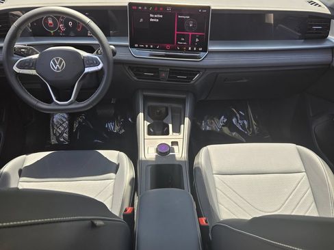 Certified 2025 Volkswagen Tiguan SE w/ Panoramic Sunroof Package AWD/4WD image 13