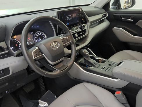 Used 2023 Toyota Highlander XLE AWD/4WD image 16