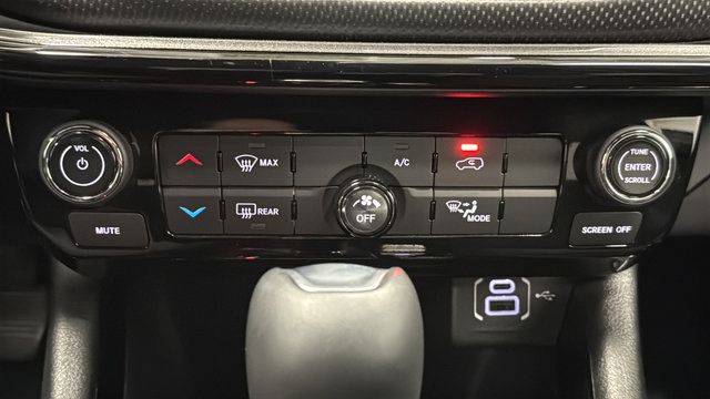 Used 2025 Jeep Compass Latitude w/ Altitude Special Edition AWD/4WD image 17