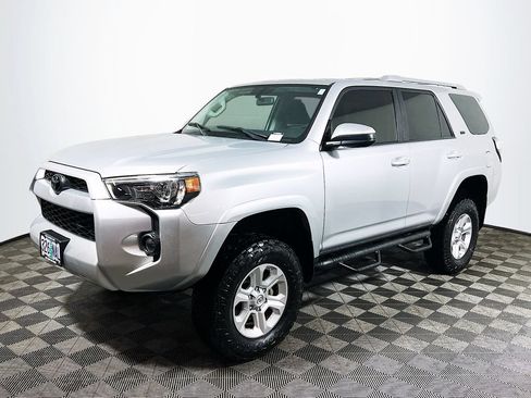 Used 2015 Toyota 4Runner SR5 AWD/4WD image 3