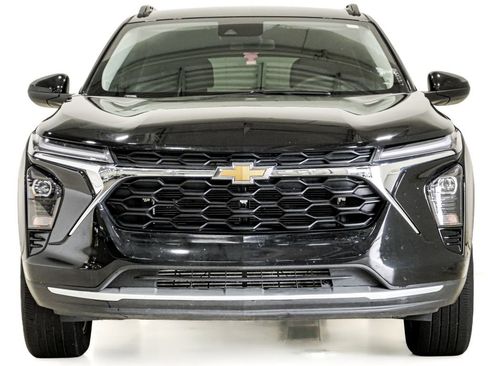 Used 2025 Chevrolet Trax LT FWD image 2