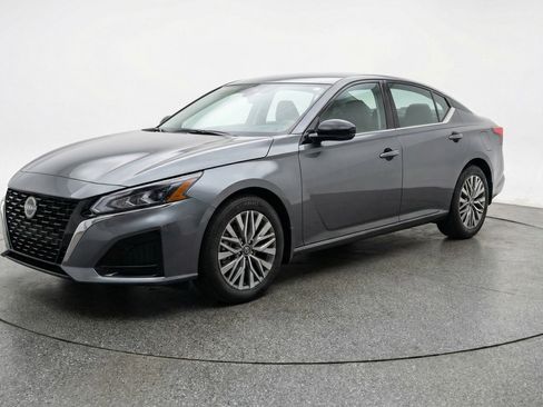 Used 2025 Nissan Altima 2.5 SV FWD image 3