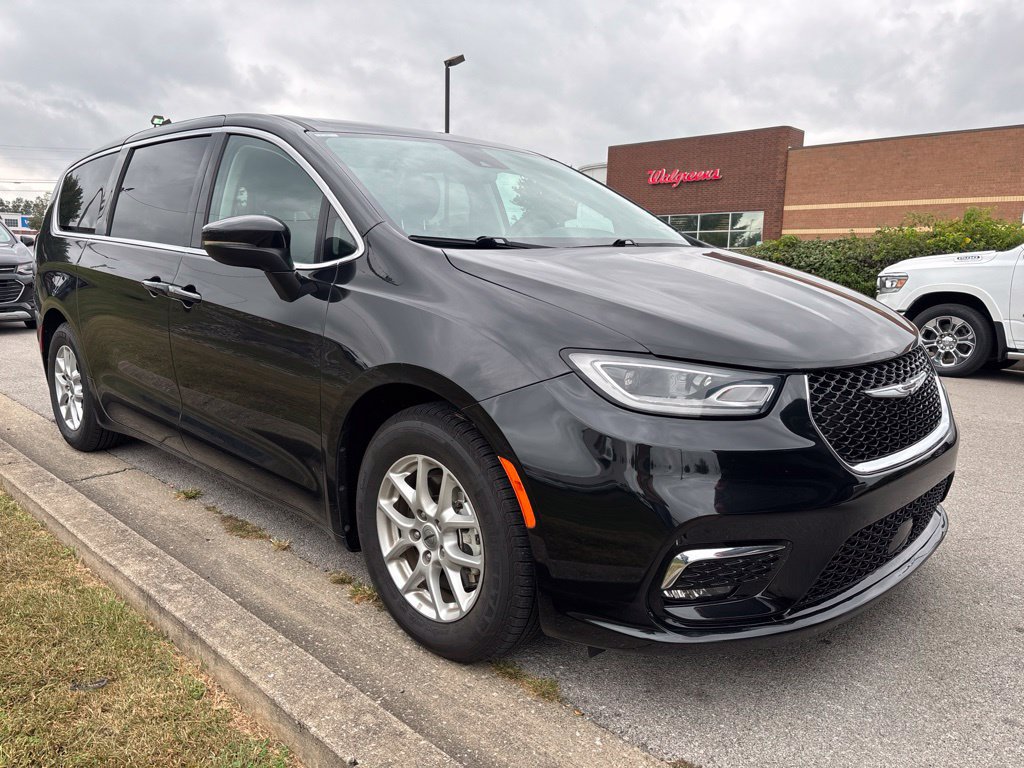 Used 2023 Chrysler Pacifica Touring-L FWD image 2