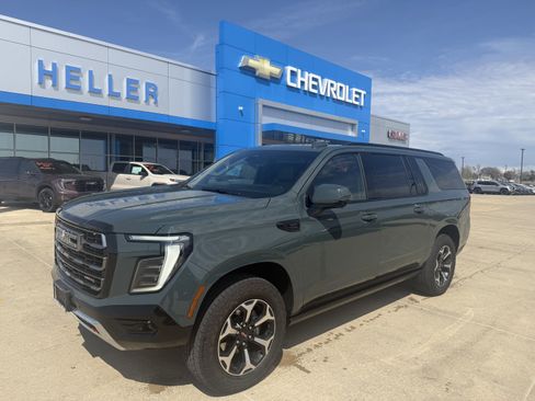 Used 2025 GMC Yukon XL AT4 w/ AT4 Premium Package image 3