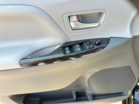 Used 2015 Toyota Sienna XLE Premium image 18