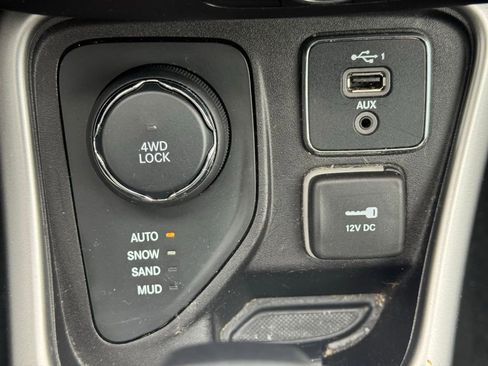 Used 2019 Jeep Compass Latitude w/ Cold Weather Group image 19