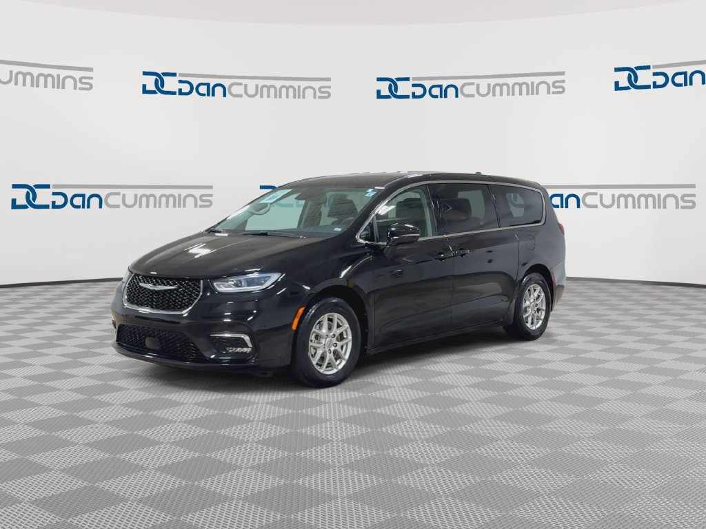 Used 2024 Chrysler Pacifica Touring-L FWD image 4