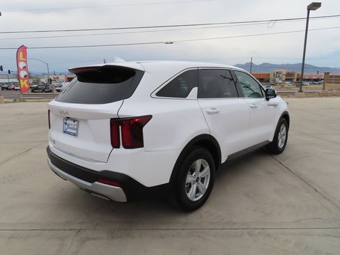 Used 2025 Kia Sorento LX image 8