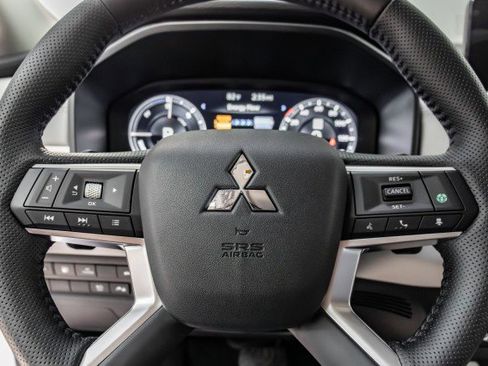 New 2025 Mitsubishi Outlander SE image 27