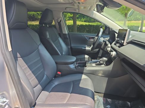Used 2019 Toyota RAV4 Limited w/ Cold Weather Package FWD image 10