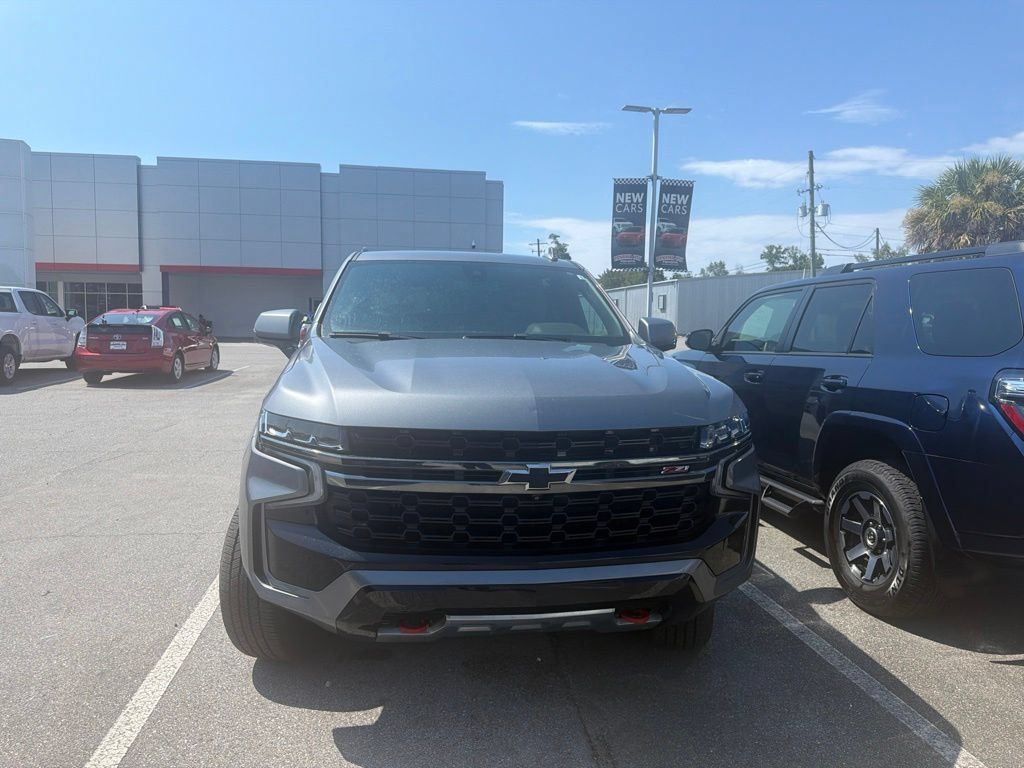 Used 2022 Chevrolet Suburban Z71 w/ Luxury Package AWD/4WD image 2