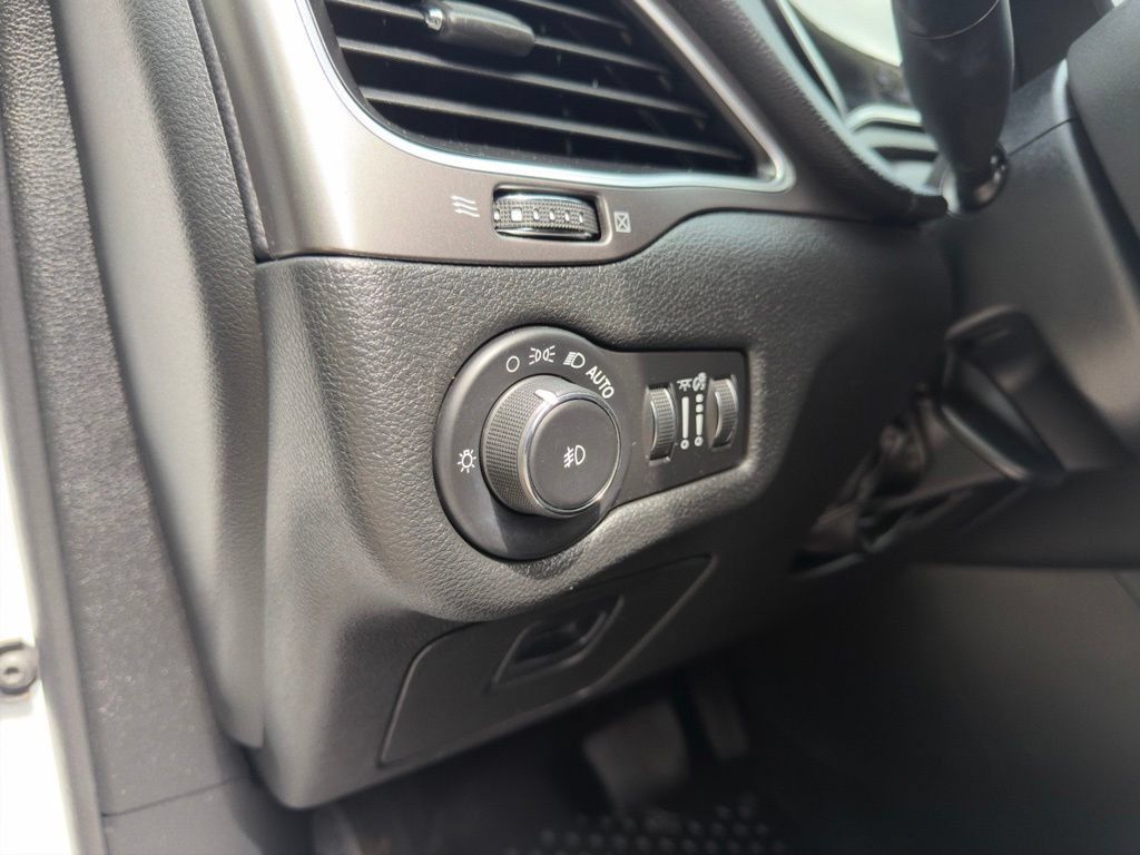 Used 2019 Jeep Cherokee Latitude Plus w/ Cold Weather Group AWD/4WD image 23