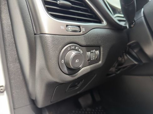 Used 2019 Jeep Cherokee Latitude Plus w/ Cold Weather Group AWD/4WD image 23
