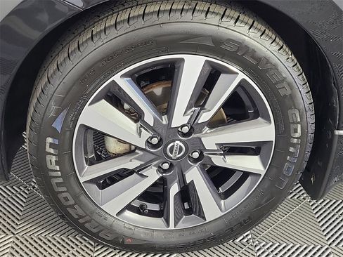 Used 2021 Nissan Versa SV image 15