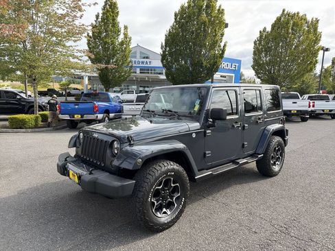Used 2018 Jeep Wrangler Unlimited Sahara w/ Connectivity Group AWD/4WD image 5