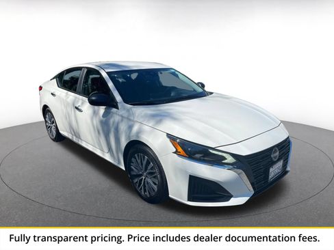 Used 2025 Nissan Altima 2.5 SV FWD image 1