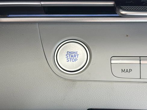 Used 2025 Hyundai Elantra Limited FWD image 32