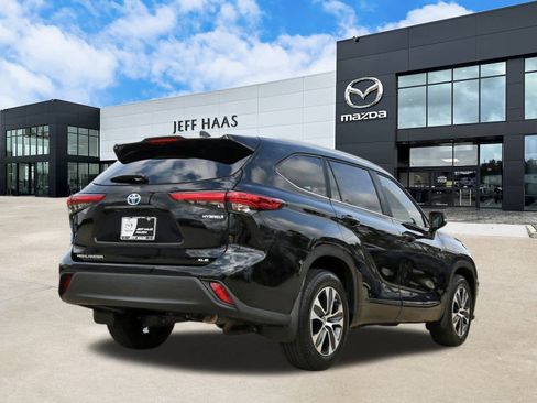 Used 2023 Toyota Highlander XLE image 3