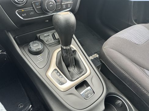 Used 2015 Jeep Cherokee Latitude AWD/4WD image 18