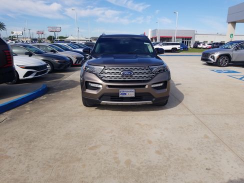 Used 2021 Ford Explorer Limited w/ Equipment Group 301A RWD image 2