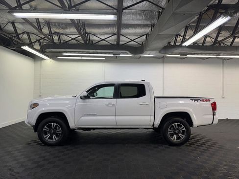 Used 2017 Toyota Tacoma TRD Sport image 3