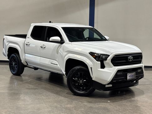 Used 2025 Toyota Tacoma SR5 AWD/4WD image 2