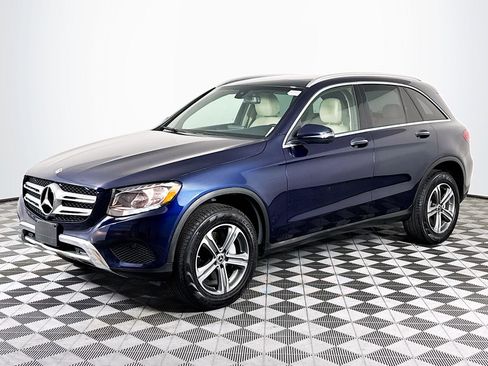 Used 2018 Mercedes-Benz GLC 300 4MATIC w/ Premium Package image 4