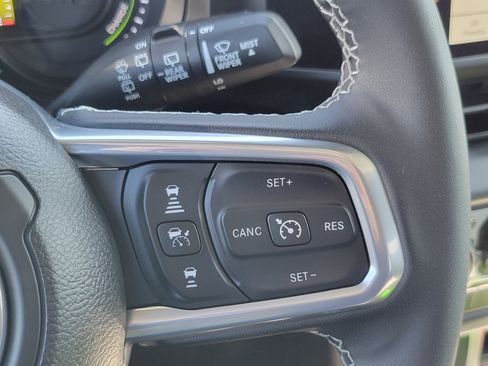 Used 2025 Jeep Wrangler Unlimited Sahara AWD/4WD image 12