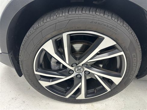 Used 2022 Volvo XC40 T5 R-Design w/ Climate Package image 16