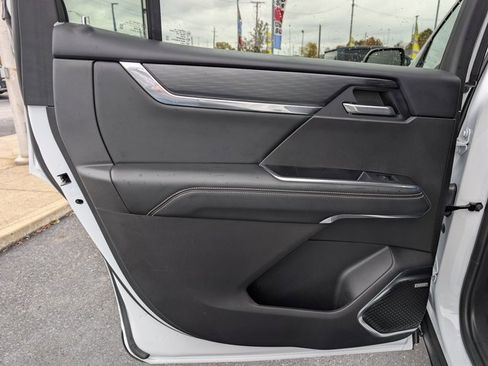 Used 2025 GMC Acadia Elevation image 14