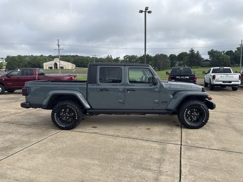 New 2025 Jeep Gladiator Willys image 8