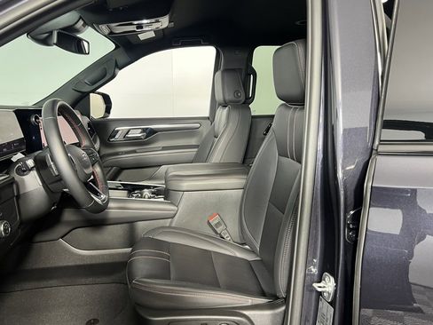 Used 2025 Chevrolet Suburban RST image 21