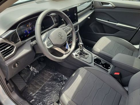 New 2026 Volkswagen Taos SE FWD image 7