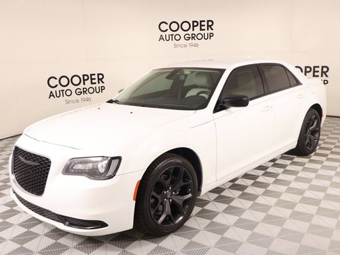 Used 2021 Chrysler 300 Touring w/ Sport Appearance Package RWD image 9