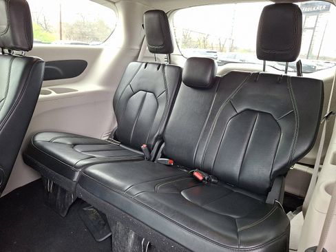 Used 2023 Chrysler Pacifica Touring-L FWD image 12