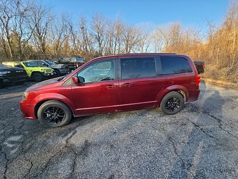 Used 2019 Dodge Grand Caravan GT image 3