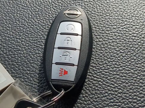 Used 2024 Nissan Titan SV w/ SV Convenience Package image 28