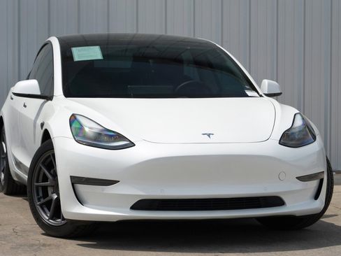 Used 2021 Tesla Model 3 Standard Range Plus image 2