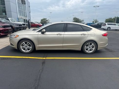 Used 2018 Ford Fusion SE w/ Fusion SE Technology Package FWD image 4